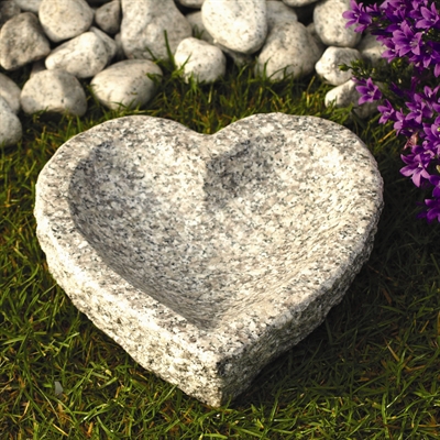 Fuglebad hjerteform, lysegrå granit. 